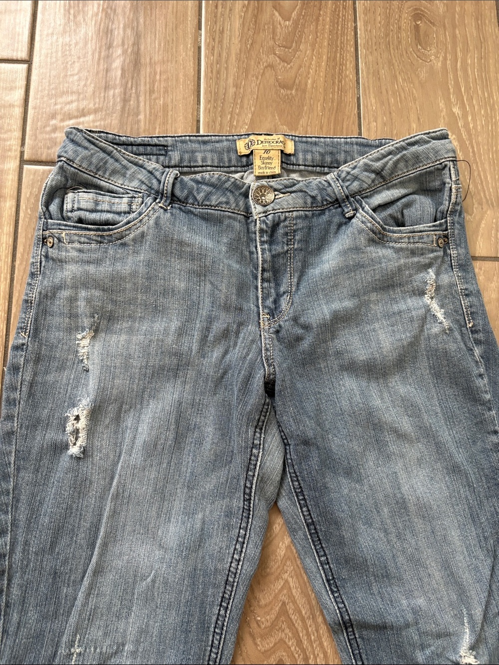 Democracy Equality Skinny Boyfriend Blue denim distressed Jeans Women’s 10 pants - Picture 5 of 10